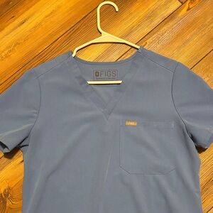 Figs women’s ceil blue Short Sleeve V-Neck in Slate Blue